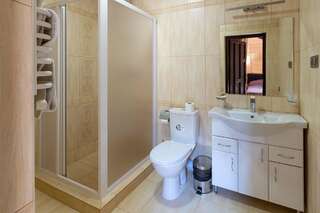 Отель Karpatski Dzherela Яремче Люкс с видом на горы-4