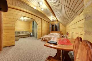 Отель Karpatski Dzherela Яремче Четырехместный номер Делюкс-5